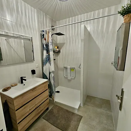 Le Friendly Avec Parking - 6 Pers - 15 Min De Lyon - Balcon * Corbas